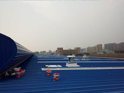 屋顶防水堵漏修补裂缝以及涂抹高低不平处的过程